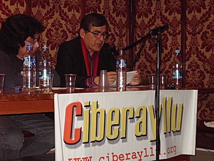 Alberto Mosquera lee un texto sobre el f�tbol, el de antes